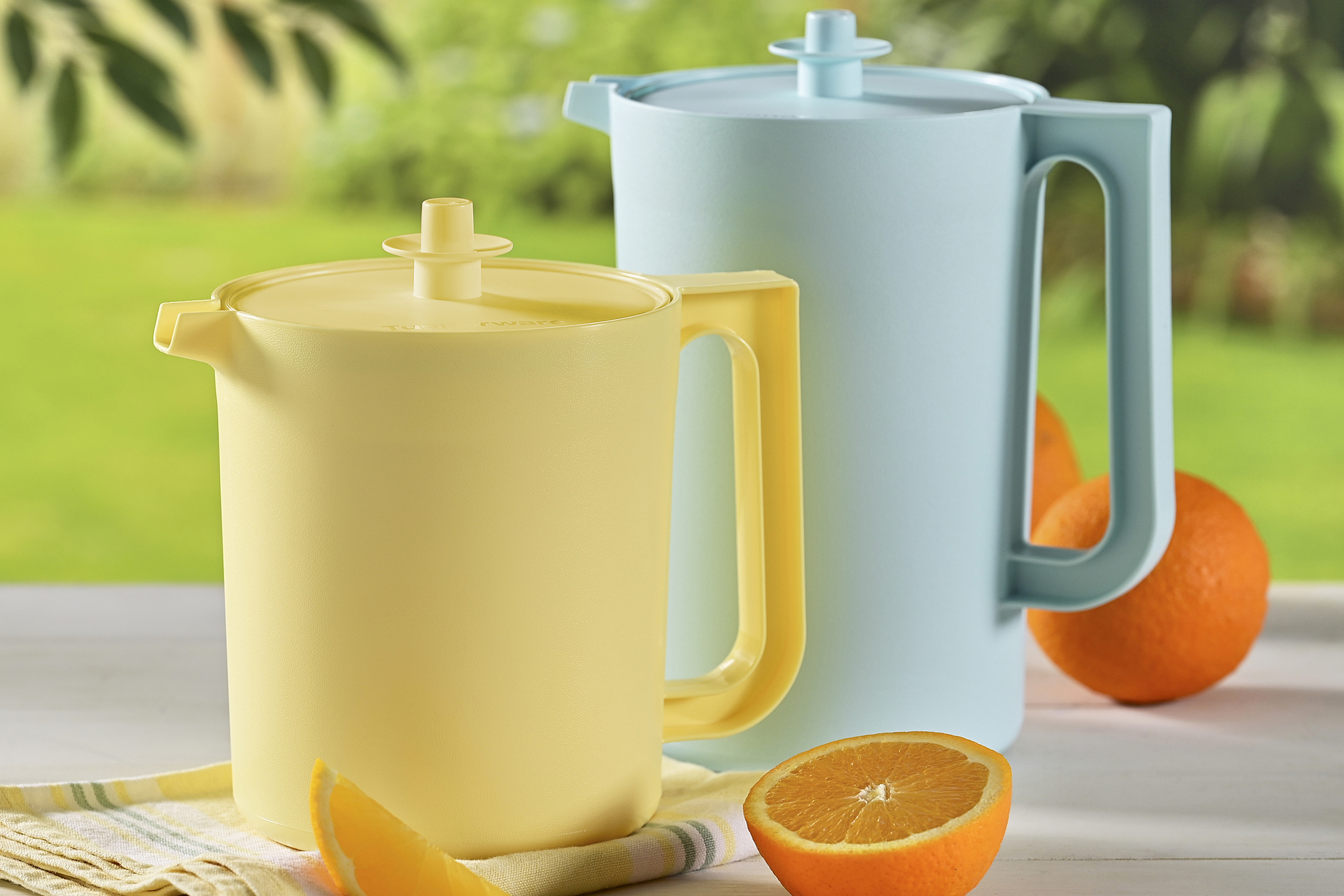 Amazon.com: Tupperware Heritage Pitcher Set in Vintage Blue and